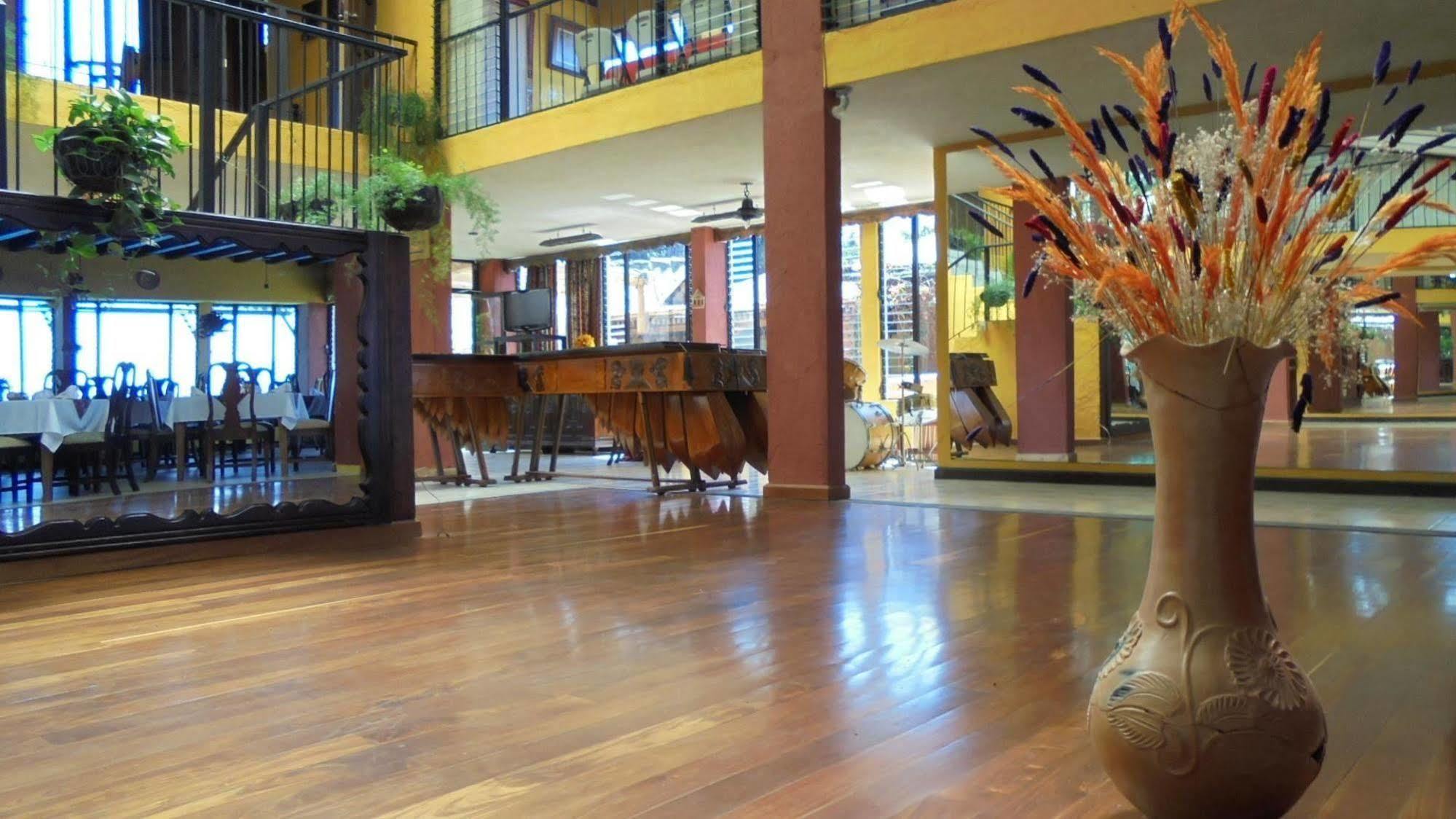Hotel Posada De Don Rodrigo Panajachel Exteriör bild